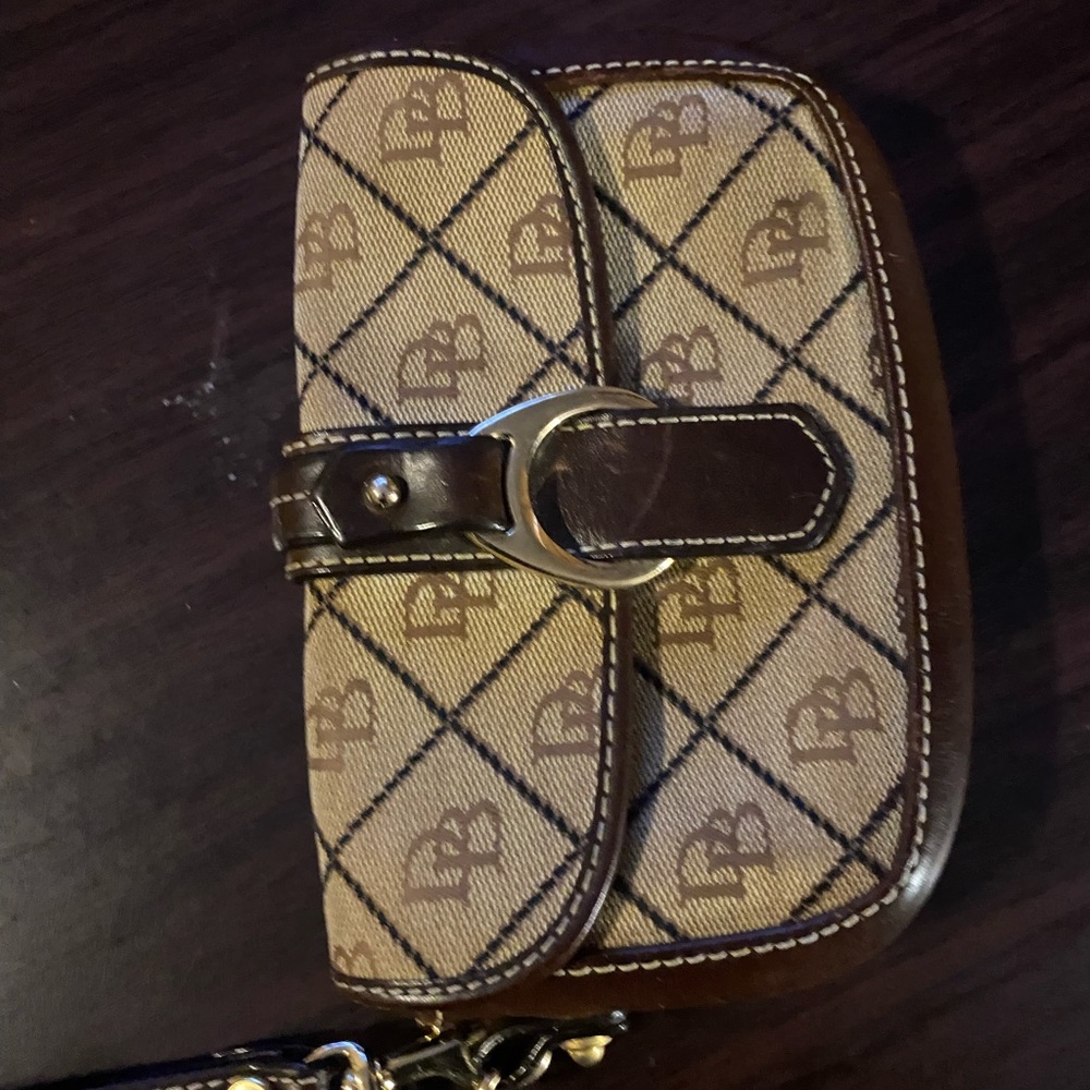 DB wrist used can’t fit a cell phone in there keys cards holder